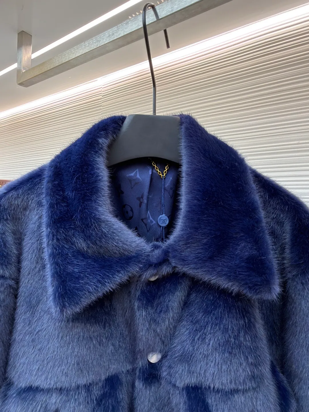 LOUIS VUITTON letter logo mink fur jacket ●Original version: Purchased and developed for 169000 ●Item number: 1681420-D10 ●Fabric: mink fur fabric ●Technology: embroidery ●Color: navy ●Version: fitted version ●Weight: about 1065 grams ●Size: 46-48-50-52 ●Description: This jacket is made of high-end imitation mink velvet fabric, which is soft and fluffy to the touch and has excellent warmth retention. The lapel design adopts three-dimensional tailoring + precision sewing technology, and the collar shape is crisp and naturally connected with the body. The placket button is a custom-made blue-green metal button, which creates a visual contrast with the white fabric. It is sewn in precise position and opens and closes smoothly. The large pockets on both sides use three-dimensional bag-shaped technology, and the bag mouth echoes the buttons, combining practicality and design. The inner lining is made of the brand's classic pattern printed fabric, which is combined with the outer layer of plush fabric through laminating sewing technology to create a strong sense of layering. The overall cut is a loose-shouldered version, and the multi-piece structure is spliced ​​to create a casual and trendy wearing effect while ensuring comfort and freedom during movement. It is a fashionable item that combines luxurious plush texture with exquisite craftsmanship. The overall wiring is straight and delicate, the fabric is comfortable and soft, and the color is consistent without color difference. It can be matched with the same style to create a fashionable look and control various occasions. Customized accessories, complete with three standards, same style for men and women!
